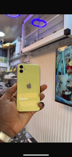 iPhone 11 Jaune et Noir