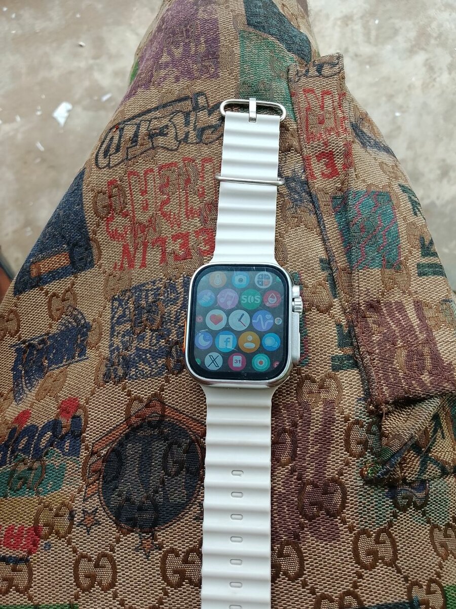 Montre connectée moderne blanche