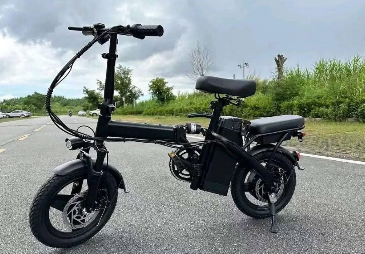 Vélo électrique pliant compact