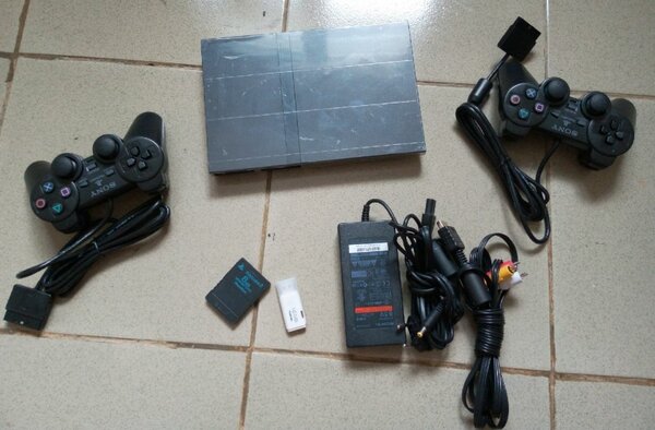PS2 slim craquée avec 20 jeux