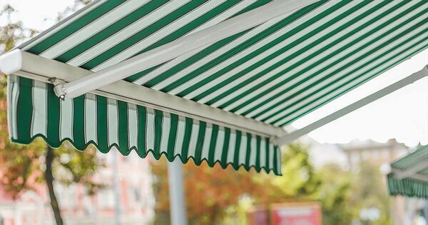 Store banne rétractable extérieur