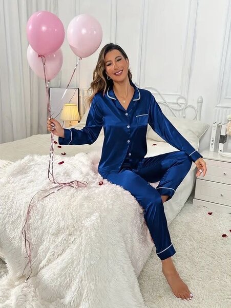 Pyjama en satin bleu chic
