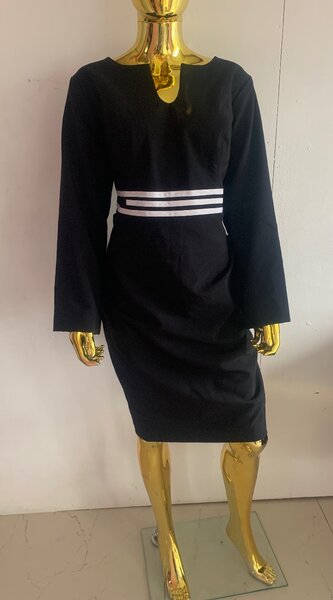 Robe noire élégante à manches longues