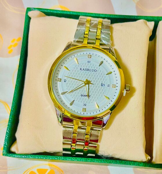 Montre-bracelet élégante dorée