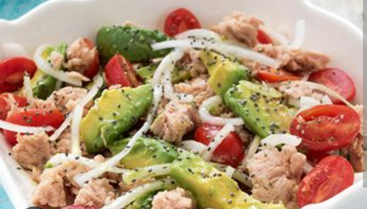 Salade d'avocat au thon grillé