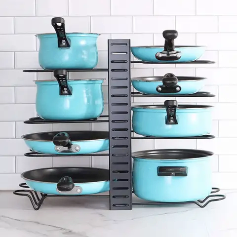 Range casserole et assiettes