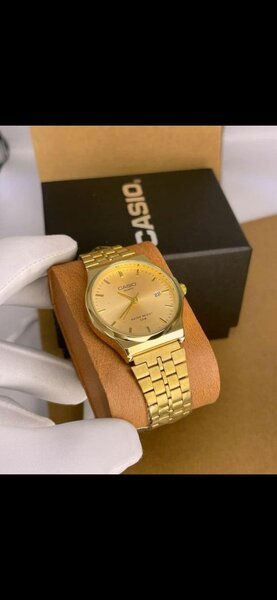 Montre classique dorée