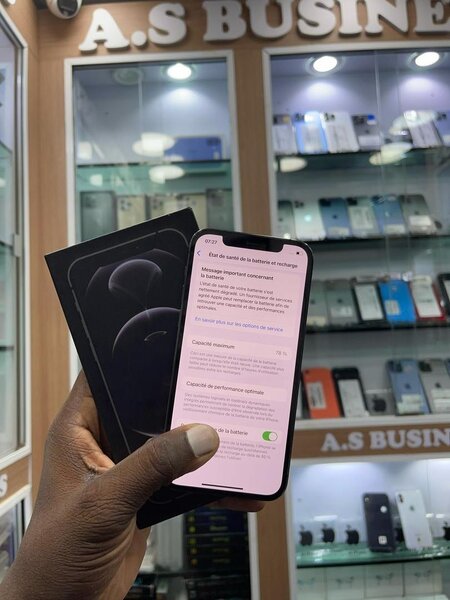 iPhone 12 Pro 128go quasi neuf avec son carton