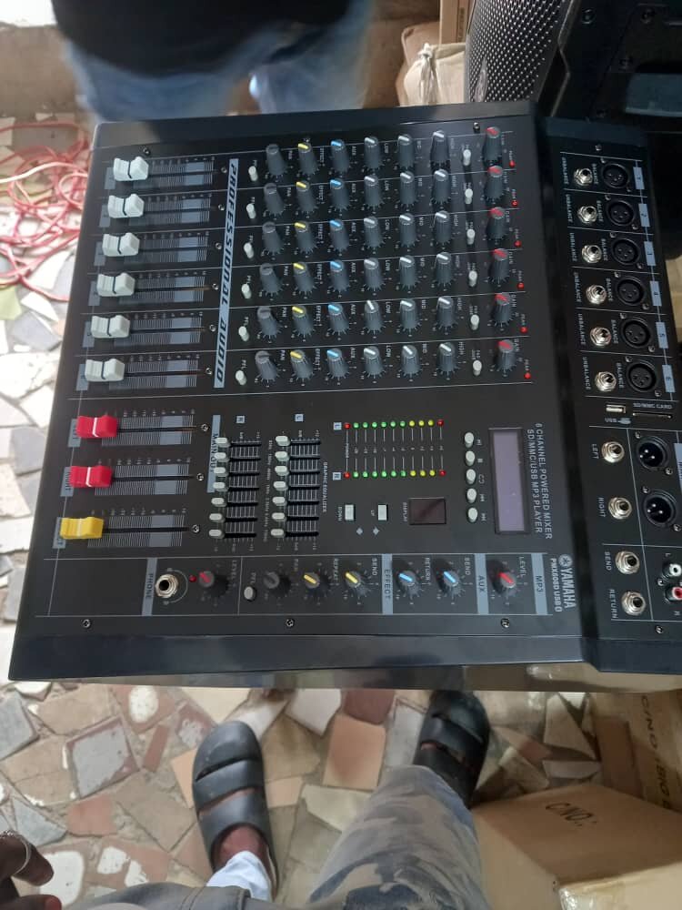 Table de mixage amplifié