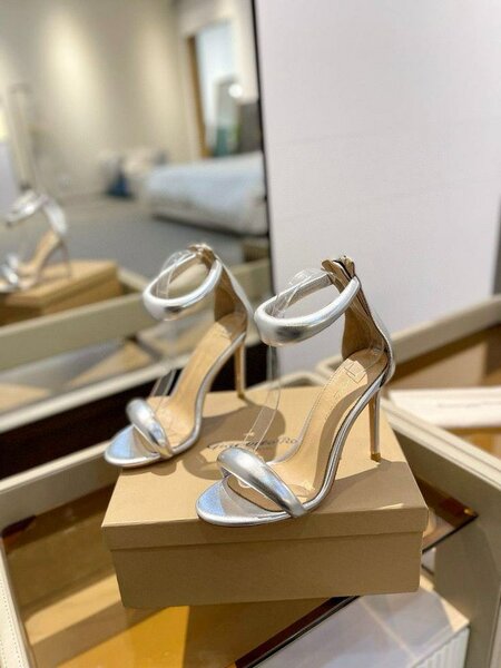 H HEELS