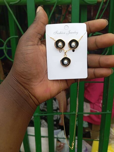 Boucle d'oreille et chaîne