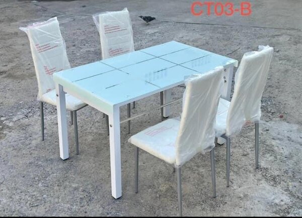 Table à manger 4 place disponible