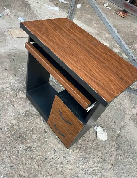 Table d'ordinateur pratique