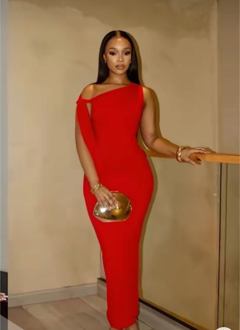 Robe Rouge Épaule Dénudée