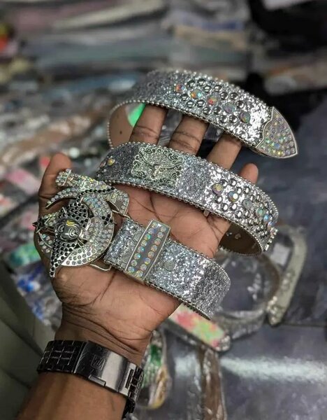 Ceinture strassée extravagante