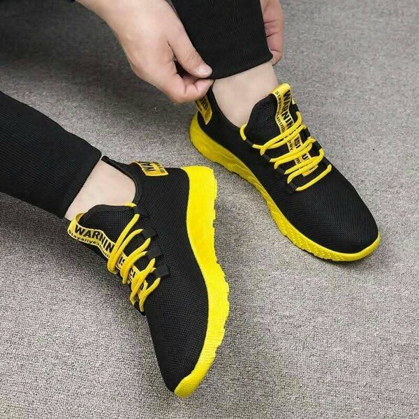 Baskets noires et jaunes 43