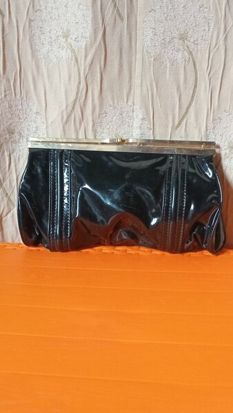 Pochette en cuir verni noir