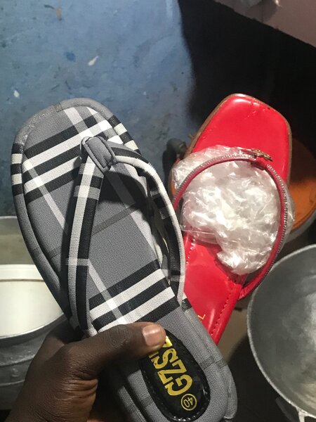 Tongs élégantes unisexes