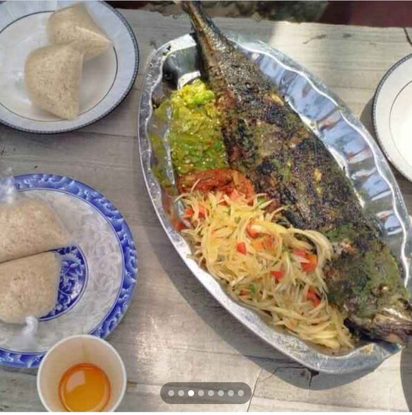 Plat de poisson entier grillé