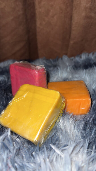 Savon artisanal coloré