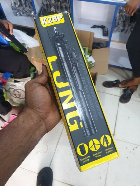 L16 selfie stick