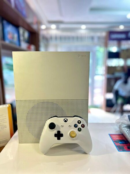 VERY NEAT XBOX 1 S
