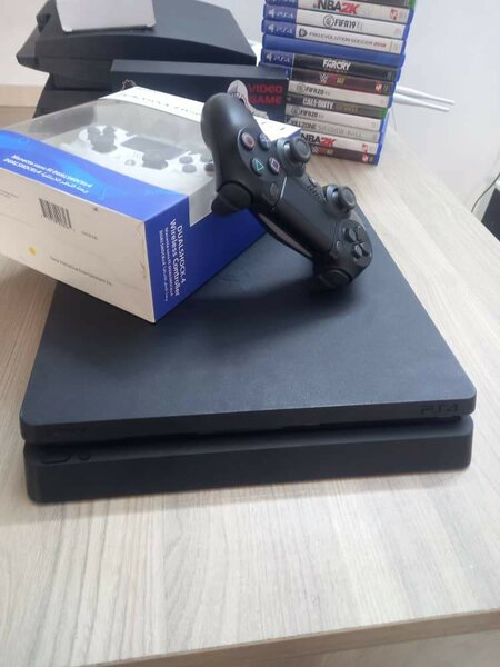 PS4 SLIM 2MANETTES/05JEUX