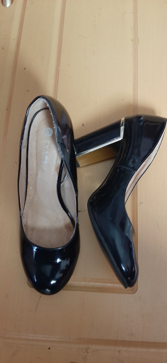 Blocked heel shoe
