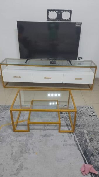 Un meuble tv plus une table basse