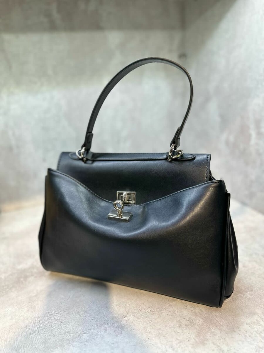 Под Balenciaga