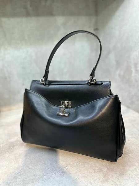 Под Balenciaga