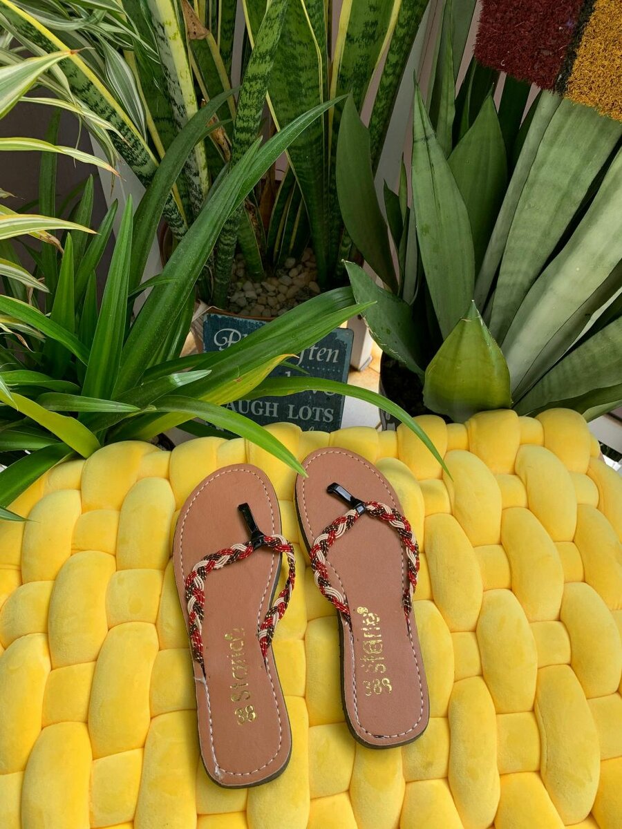 Tongs en cuir élégants