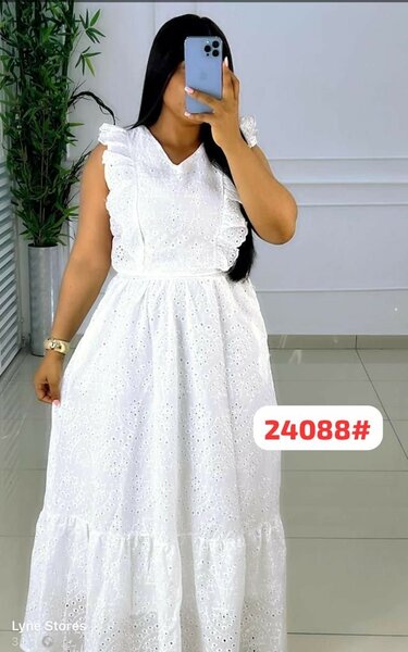 Robe blanche longue en dentelle