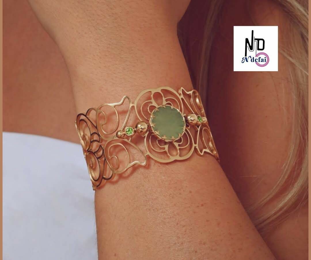 Bracelet motif en pierre plate