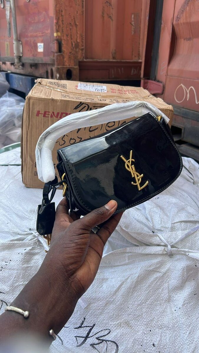 Sac à main en cuir verni