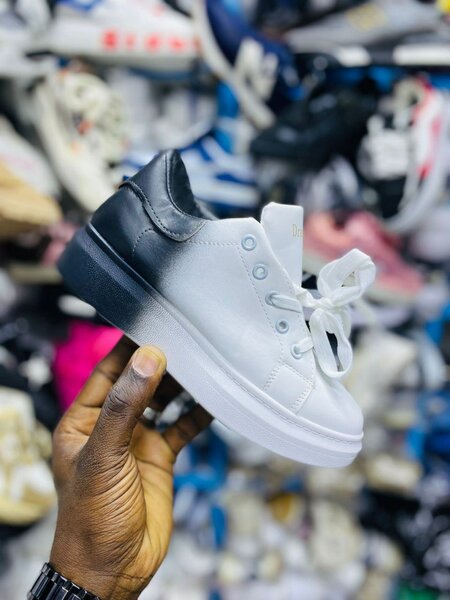 Baskets tendance noires et blanches