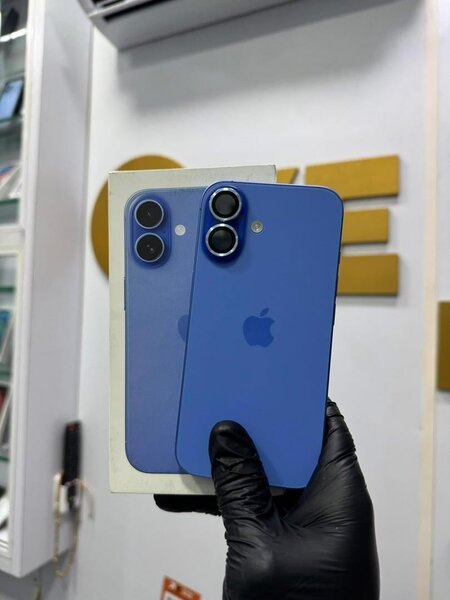 iPhone 16 Rose et Bleu
