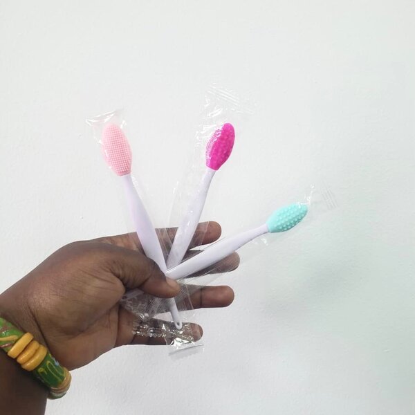 Lip brush