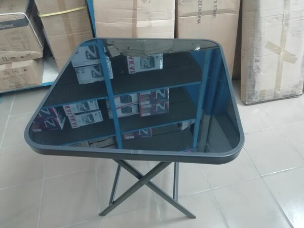 Table carrée noire