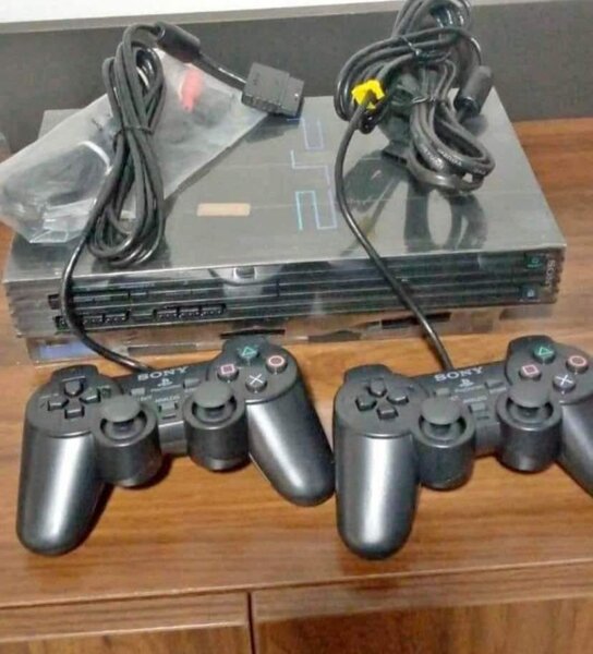 PS2 avec manettes
