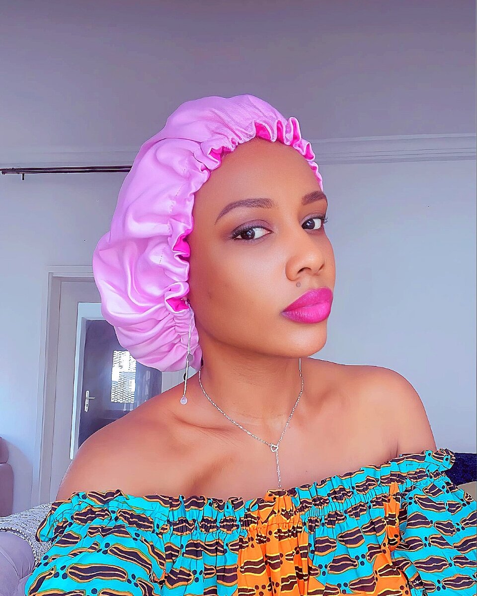 Bonnet satin rose claire