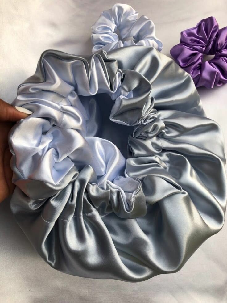 Bonnet en satin réversible