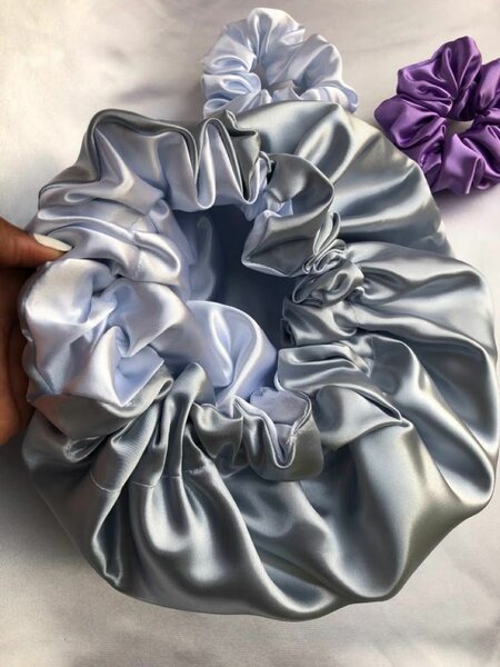Bonnet en satin réversible