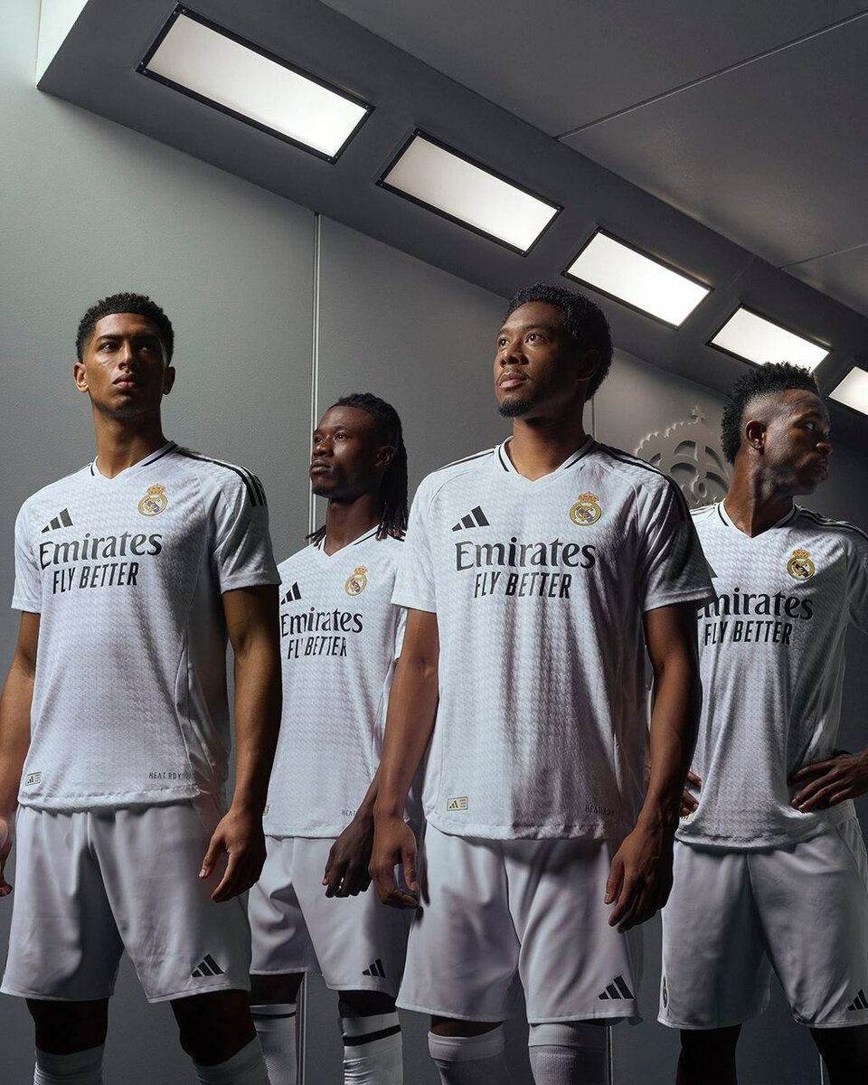 Maillot domicile Réal Madrid écussons en gomme version pro