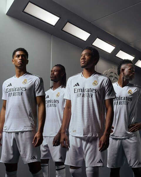 Maillot domicile Réal Madrid écussons en gomme version pro