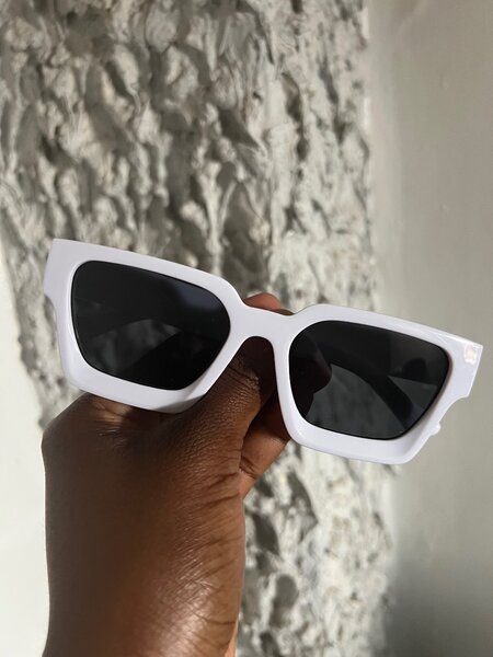 Lunettes de soleil carrées chic