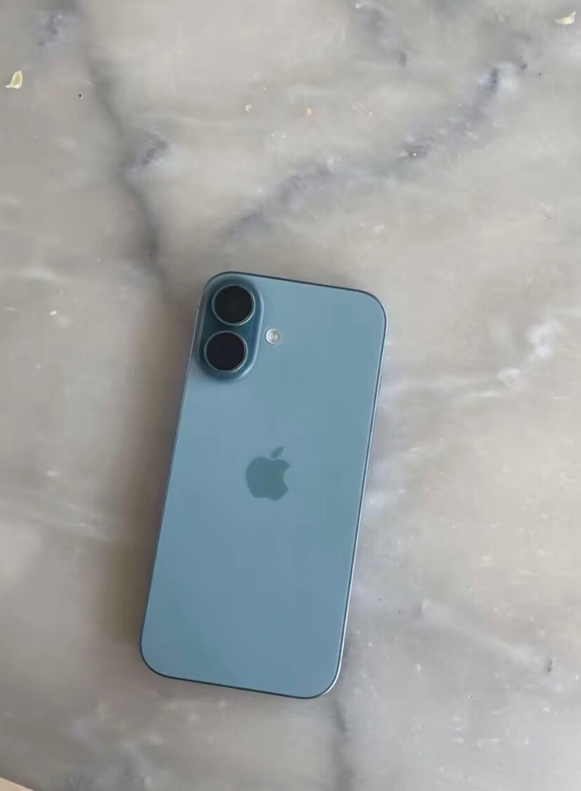 iPhone 16 simple