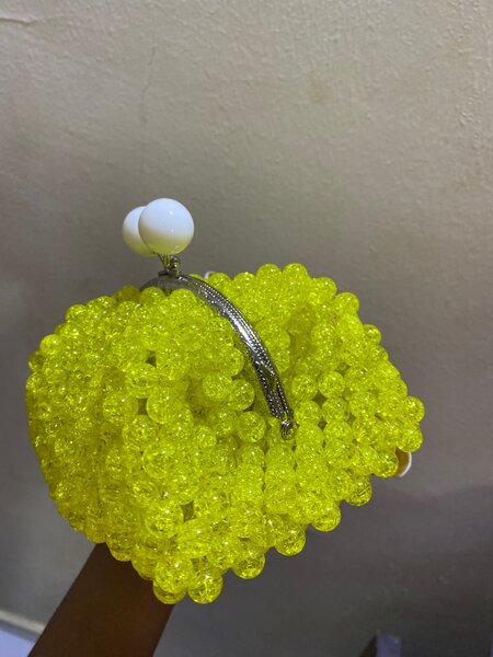 Pochette perles jaune vif