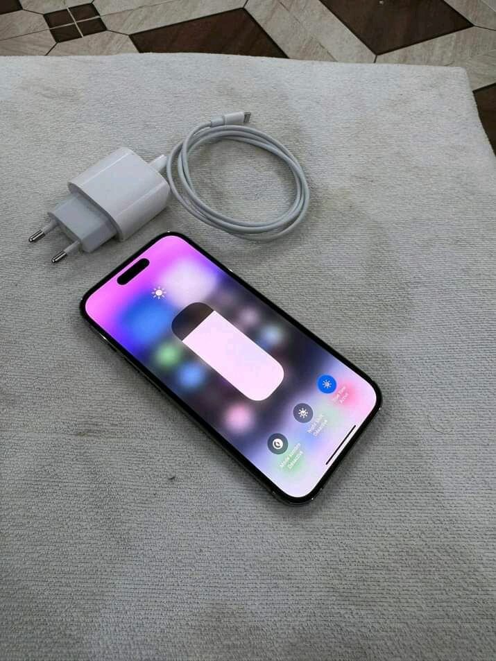 Apple iPhone Pro avec Chargeur