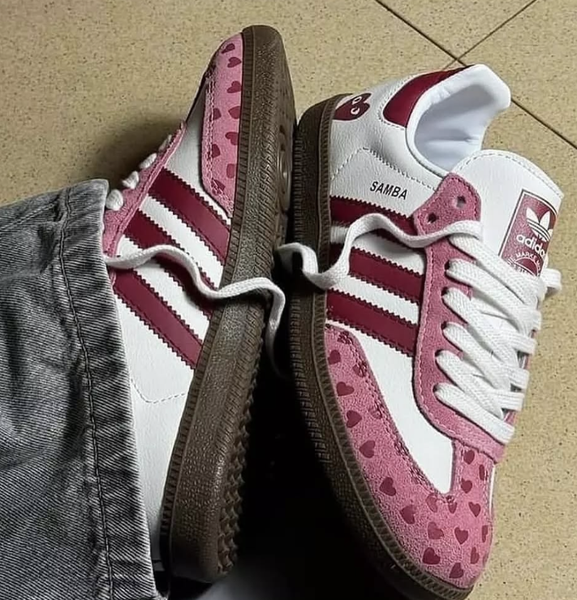 Addidas samba play.